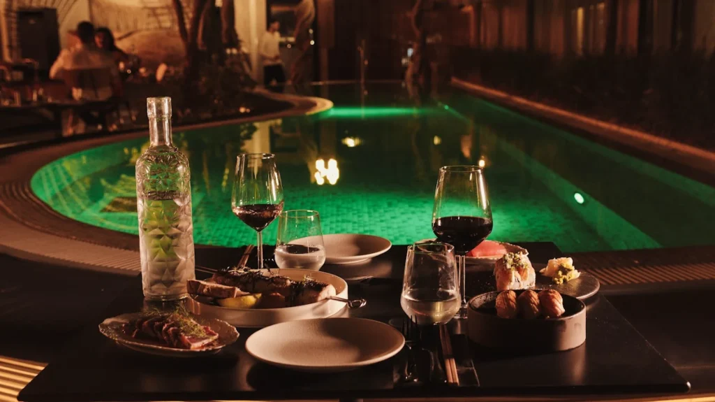 תמונה של אוכל ליד הבריכה